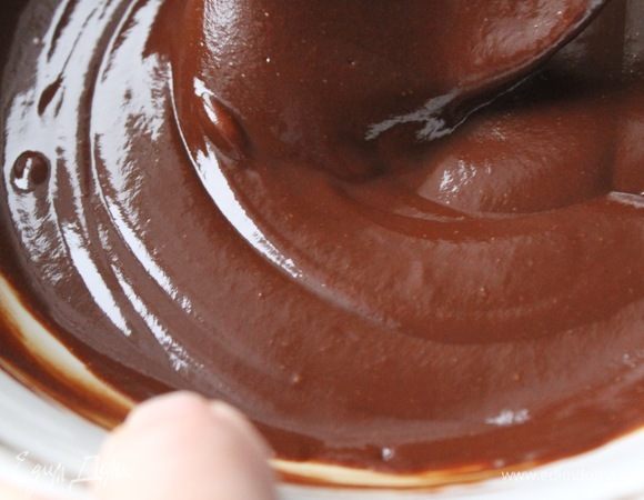 Для шоколадного крема шоколад растопить. Сливки нагреть, но не кипятить. Смешать горячие сливки с шоколадом, добавить масло.