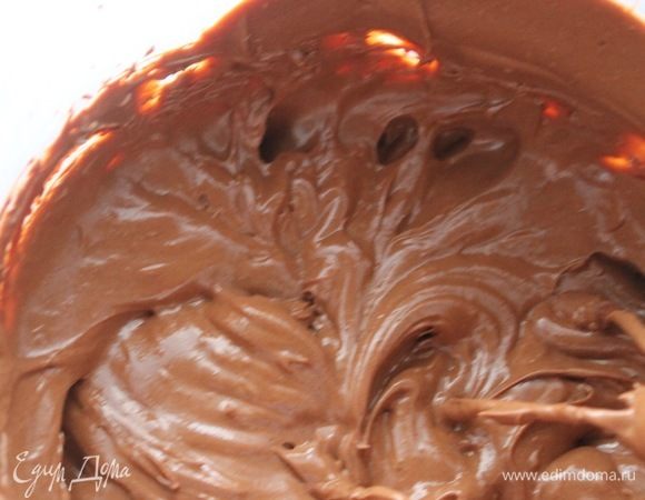 Охладить крем до комнатной температуры, а затем поставить в холодильник на 30 минут. Взбить крем миксером.