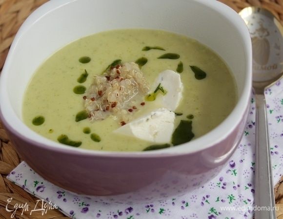 Налить суп в тарелку, добавить ложкой готовое киноа, рикотту, полить укропным маслом.