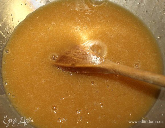 В миске соединить растительное масло, яйца и сахар. Хорошо растереть.