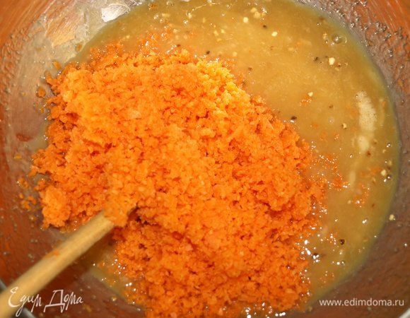 Добавить к яичной смеси тертую морковь, цедру апельсина, лимонный сок. Все хорошо перемешиваем.
