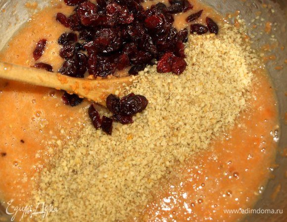 Добавляем грецкие орехи, вяленую клюкву. Перемешиваем.