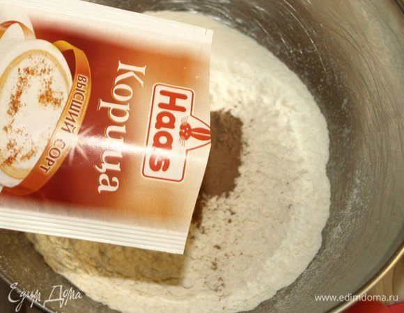 В просеянную муку добавляем соль, корицу ТМ Haas, мускатный орех.