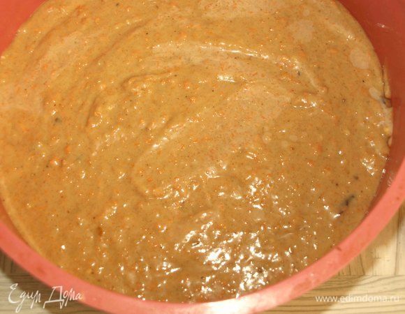 Выливаем в форму и отправляем выпекаться в заранее разогретую до 180°С духовку до готовности 40-45 минут. Готовность проверить бамбуковой палочкой или спицей. Если ничего не прилипает, то пирог готов. 