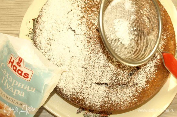 Достаем готовый пирог из духовки. Даем остыть 10-15 минут. Достаем из формы, перекладываем на блюдо и даем полностью остыть. Посыпать нетающей сахарной пудрой ТМ Haas. Этой пудрой можно украшать и горячее изделие.