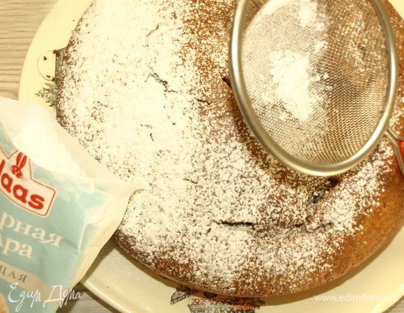 Достаем готовый пирог из духовки. Даем остыть 10-15 минут. Достаем из формы, перекладываем на блюдо и даем полностью остыть. Посыпать нетающей сахарной пудрой ТМ Haas. Этой пудрой можно украшать и горячее изделие. 