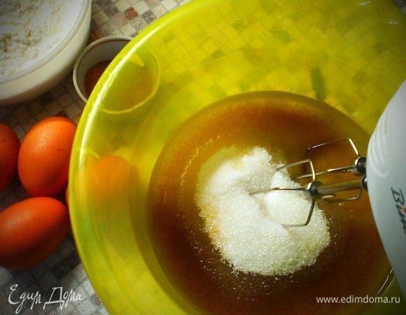 Соединяем сахар с растительным маслом, хорошенько взбиваем 3-4 минуты.
