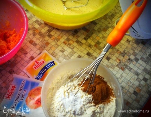 Сухие ингредиенты (мука, разрыхлитель, корица ТМ Haas, мускатный орех) соединяем вместе и перемешиваем венчиком. 