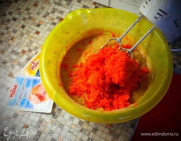 В конце идет морковь, добавляем и снова все хорошо перемешиваем.