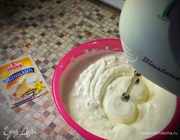 Пока выпекается корж, делаем крем. Взбиваем сливки до устойчивых пиков. Затем добавляем сыр, пудру и ванилин.