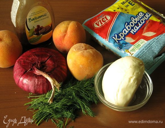 Подготовим все по списку. Заправка салата факультативная, можно класть йогурт, а можно просто мелко порезать сочную моцареллу, если персики сочные, жидкости будет достаточно.