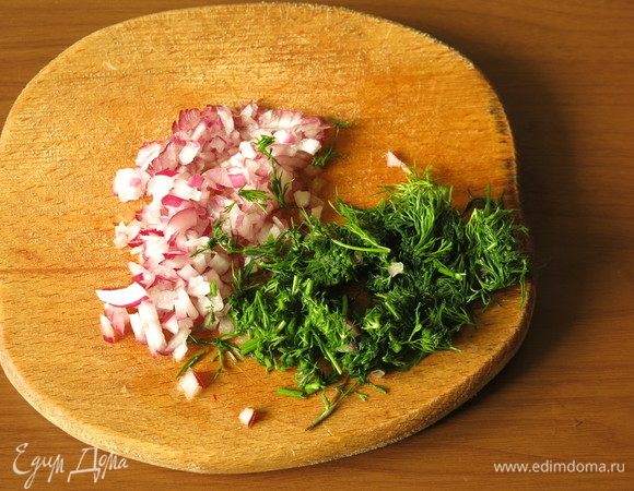 Нарезаем укроп и красный лук.