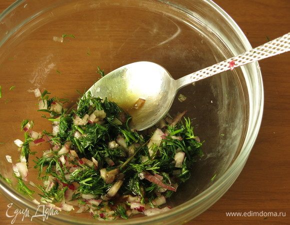 Заправляем уксусом бальзамическим, даем луку замариноваться.
