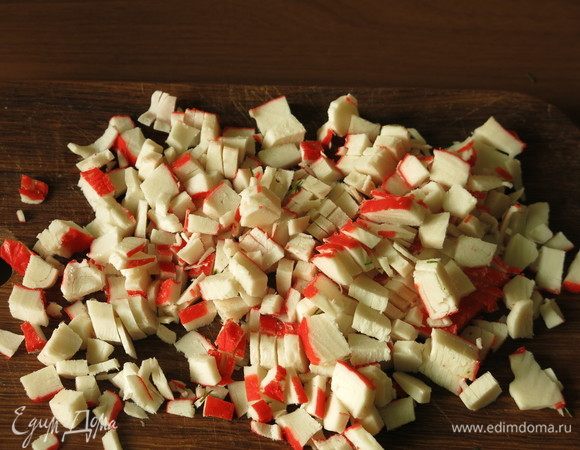 Нарезаем палочки крабовые. Можно использовать как замороженные, так и охлажденные палочки Vici.