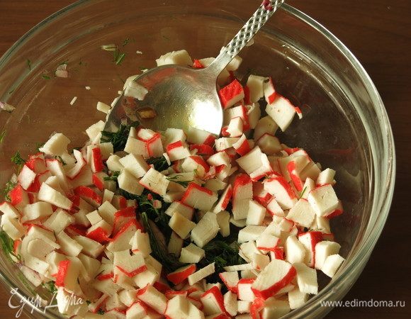 Смешиваем палочки и лук с зеленью.
