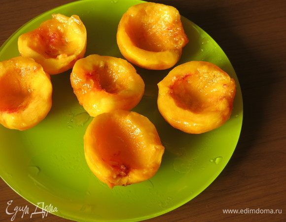 Очищаем персики, вынимаем косточку. Если используете нектарины, то можно не очищать. Но мне больше по вкусу нравятся персики, они сочнее, приходится чуть повозиться. Из серединки вынимаем чуть мякоти. Ее использовать в салате не будем, не думаю, что надо предлагать варианты утилизации.