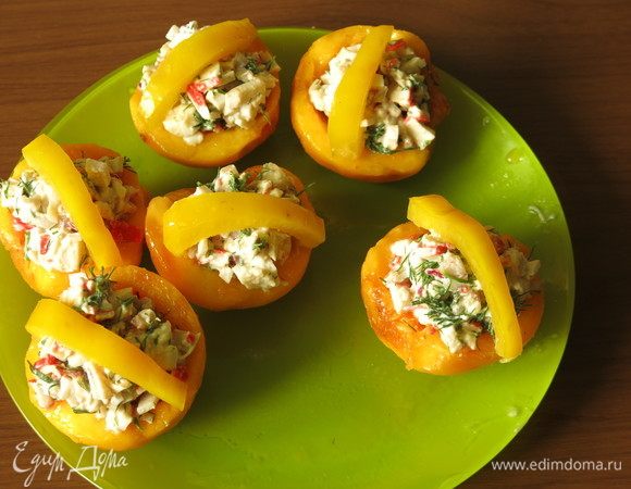 Из перца вырезаем ручку лукошка. Приятного аппетита!