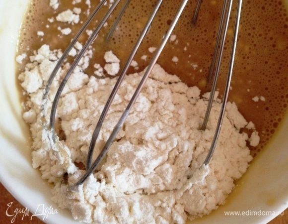 Смешать яйцо, воду и соевый соус до однородности. Небольшими порциями добавлять муку до тех пор, пока кляр не станет напоминать по консистенции сметану. Муки может понадобиться немного больше или меньше 2 ст. л.