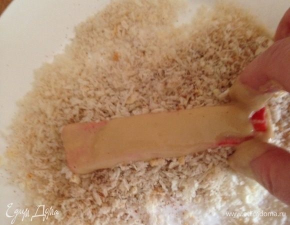 Подготовленные крабовые палочки обмакнуть в кляр, затем хорошо обвалять в хлебной крошке.