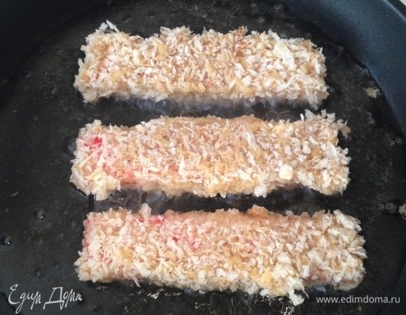 Разогреть масло для фритюра в глубокой сковороде. Обжаривать палочки по 30-40 секунд с обеих сторон. Выложить на бумажное полотенце и дать впитаться остаткам масла. Подавать с соевым соусом.
Приятного аппетита!!!