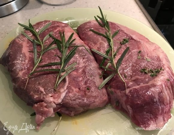 Стейк натираем солью и перцем, немного поливаем маслом и добавляем веточки розмарина. Оставляем мариноваться минут на 10-15.