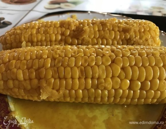 Займемся кукурузой. Смешиваем масло, куркуму, натертый имбирь и соль. Поливаем початки кукурузы полученной смесью. Тоже оставляем минут на 10.