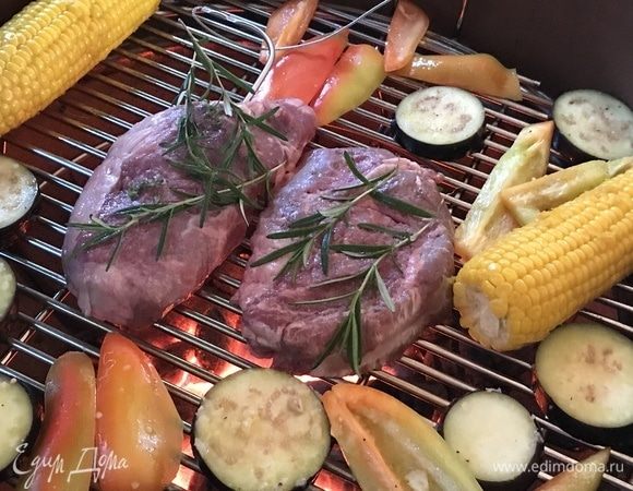 Теперь готовим гриль и жарим стейк, овощи и кукурузу до готовности! Я люблю мясо «медиум», поэтому жарила по 2 минуты с каждой стороны:)