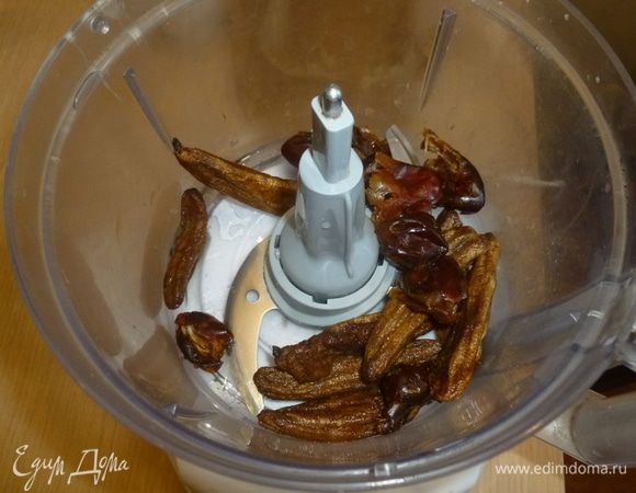 В комбайн сложить сушеные бананы, финики (без косточек), орехи, прокрутить.