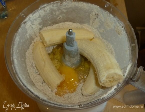 Добавить муку с разрыхлителем, щепотку соли, бананы, сироп, яйца, масло и чай. Взбить.