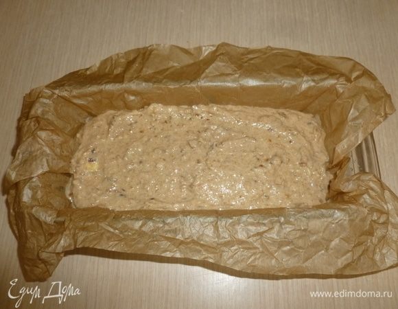 Выложить тесто в форму, разровнять. Выпекать 50-55 минут. Готовность проверить зубочисткой, она должна остаться сухой.