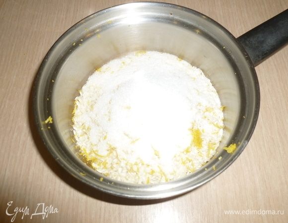 В кастрюлю выложить рис, ванильный сахар ТМ Haas, цедру лимона, 50 г сахара.