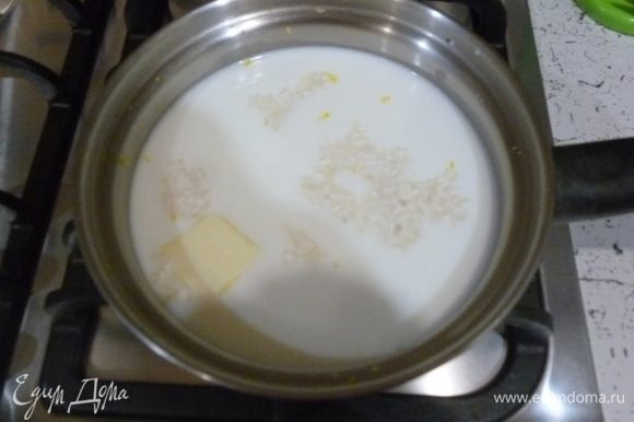 Добавить молоко и сливочное масло. Довести до кипения и варить на слабом огне 15-20 минут. Рис должен дойти до готовности.