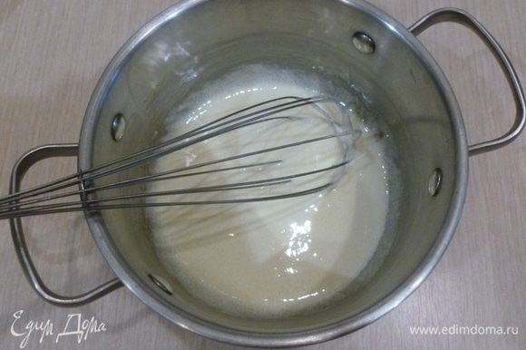 Разогреть духовку до 180°С. Белки отделить от желтков. Желтки взбить с оставшимся сахаром.