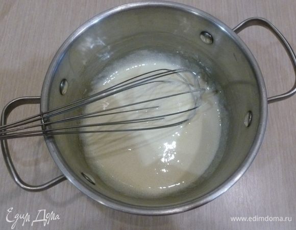 Разогреть духовку до 180°С. Белки отделить от желтков. Желтки взбить с оставшимся сахаром.