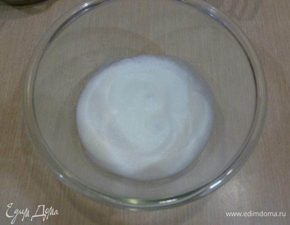 Белки взбить в отдельной миске с щепоткой соли в пышную массу.