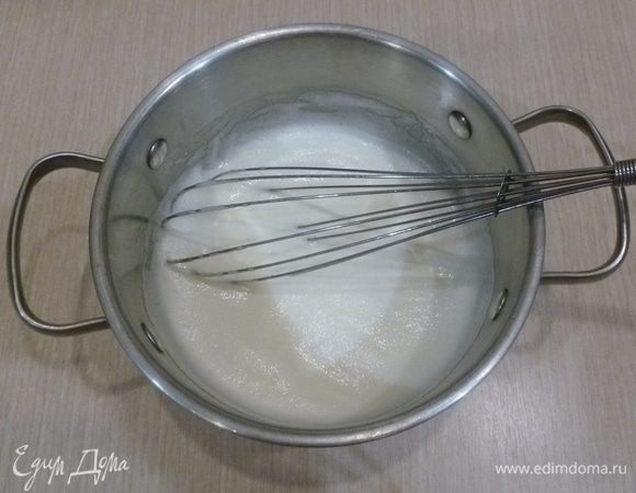 Аккуратно соединить белки и желтки. Ввести яичную смесь в рисовую.