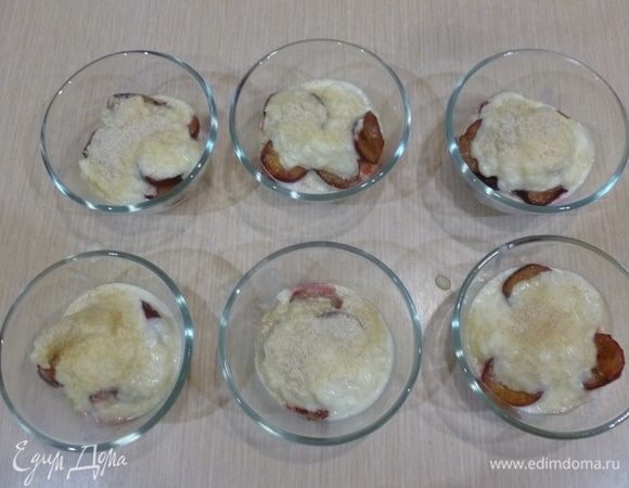 Разложить оставшийся рис. Сухари смешать с цедрой и посыпать рис.