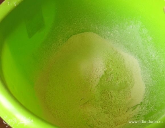 Муку просеиваем.