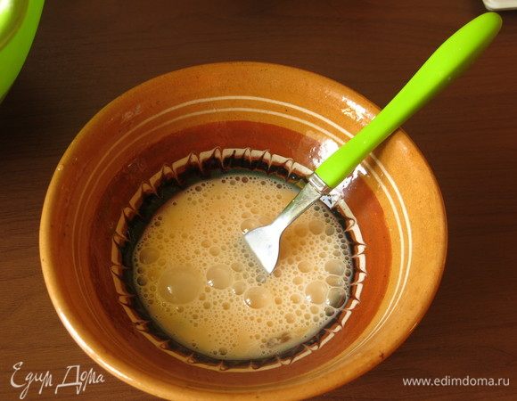 Сбиваем вилкой яйцо.
