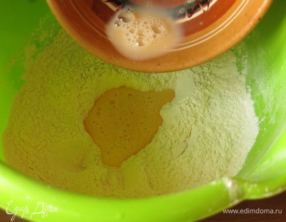 В муке делам кратер и вливаем яйцо.