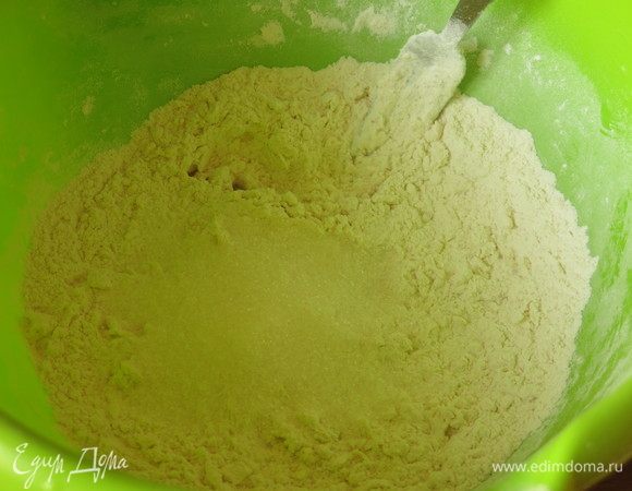 Перемешиваем. Всыпаем сахар. Для тех, кто любит сладкую выпечку, увеличиваем количество сахара до 5 ст. л.