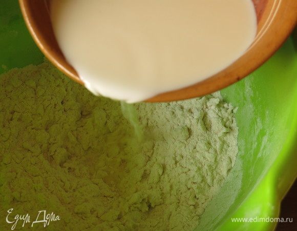 В муку вливаем теплое молоко. 