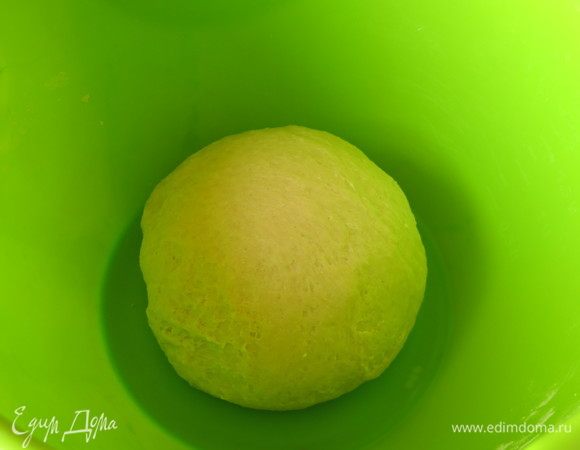 Замешиваем мягкое тесто. Даем подняться час. Растапливаем масло и даем остыть.