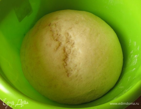 За это врем тесто выросло. 