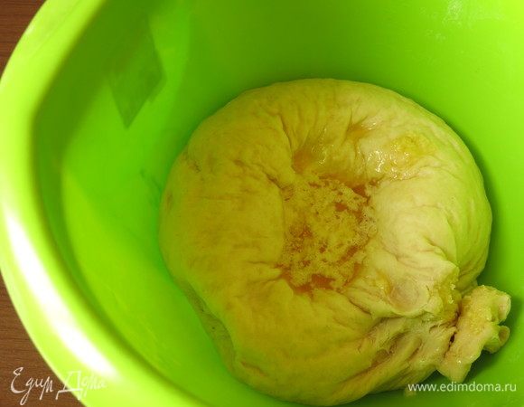 В тесто вливаем масло.