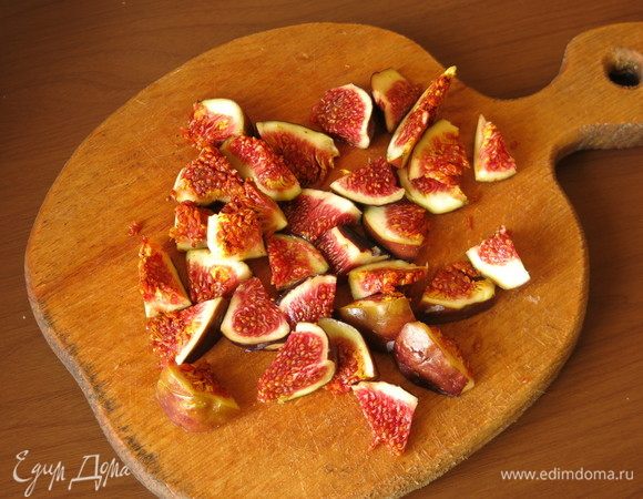Нарезаем инжир на небольшие кусочки.