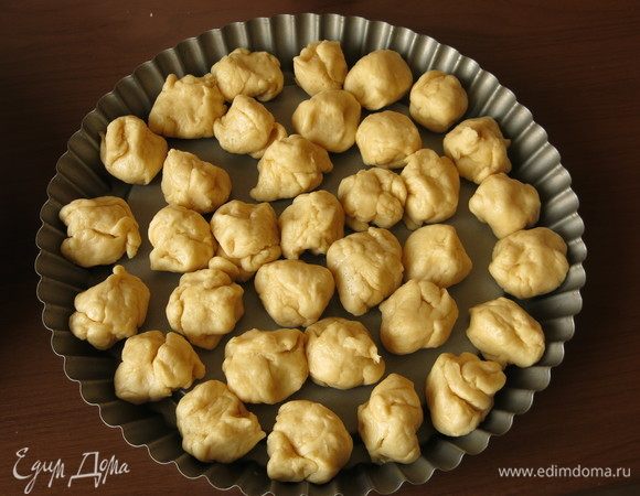 Делим тесто на кусочки по 16-19 г, всего получилось 600 г теста. Колобки теса должны заполнить форму, размер кусочков теста зависит от диаметра формы.