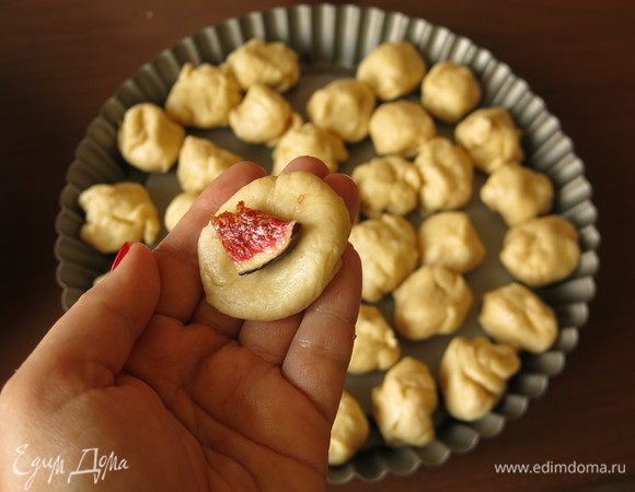 В каждый колобок вкладываем по кусочку инжира. Сладкоежки могут присыпать инжир сахаром. Я не рекомендую, вкус умеренно сладких булочек и карамели с кремом контрастный.