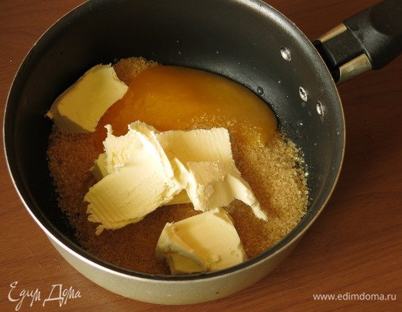 Соединяем сахар коричневый, мед и масло сливочное.