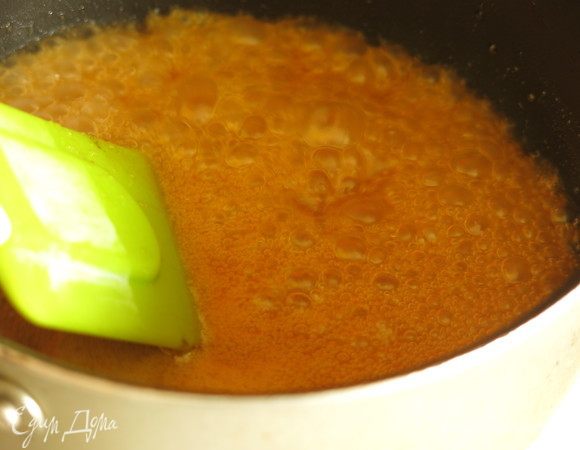 Растапливаем масло и сахар, нагреваем до пузырьков.